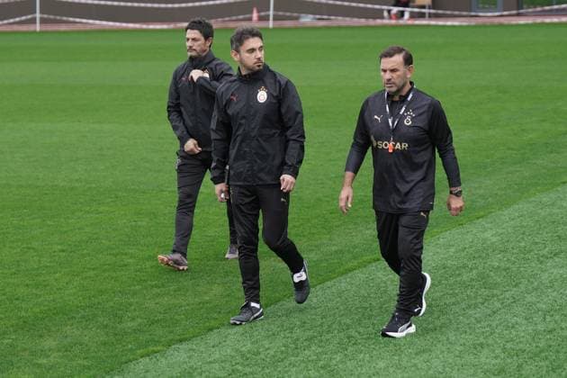 Galatasaray players held their final training session in Istanbul on September 29 ahead of their UEFA Champions League Matchday 2 fixture against Liverpool, which will be played the following day , Istanbul , Turkey . ( Photo by Seskimphoto ) Pictured: Coach Okan Buruk Istanbul Turkey Istanbul Turkey Copyright: xSeskimphotox gsaray_training_290925 (19)