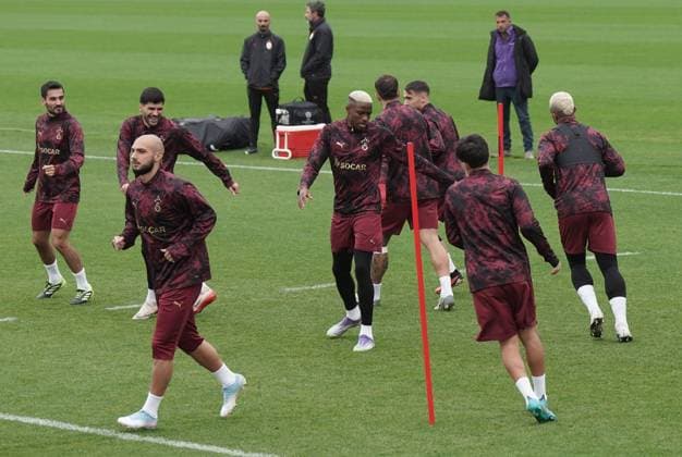 Galatasaray players held their final training session in Istanbul on September 29 ahead of their UEFA Champions League Matchday 2 fixture against Liverpool, which will be played the following day , Istanbul , Turkey . ( Photo by Seskimphoto ) Istanbul Turkey Istanbul Turkey Copyright: xSeskimphotox gsaray_training_290925 (39)
