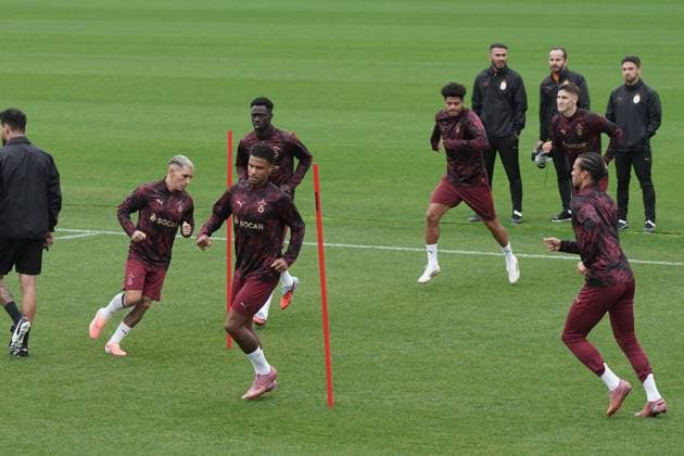 Galatasaray players held their final training session in Istanbul on September 29 ahead of their UEFA Champions League Matchday 2 fixture against Liverpool, which will be played the following day , Istanbul , Turkey . ( Photo by Seskimphoto ) Istanbul Turkey Istanbul Turkey Copyright: xSeskimphotox gsaray_training_290925 (43)