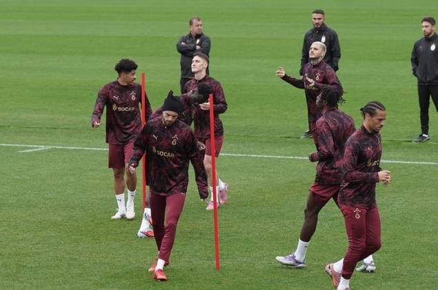Galatasaray players held their final training session in Istanbul on September 29 ahead of their UEFA Champions League Matchday 2 fixture against Liverpool, which will be played the following day , Istanbul , Turkey . ( Photo by Seskimphoto ) Istanbul Turkey Istanbul Turkey Copyright: xSeskimphotox gsaray_training_290925 (60)