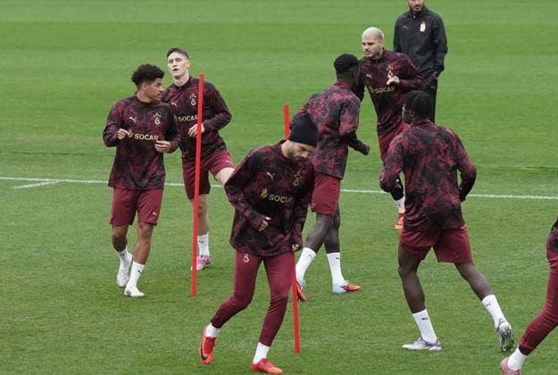 Galatasaray players held their final training session in Istanbul on September 29 ahead of their UEFA Champions League Matchday 2 fixture against Liverpool, which will be played the following day , Istanbul , Turkey . ( Photo by Seskimphoto ) Pictured: Istanbul Turkey Istanbul Turkey Copyright: xSeskimphotox gsaray_training_290925 (66)