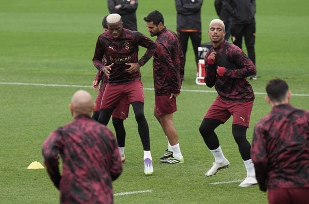 Galatasaray players held their final training session in Istanbul on September 29 ahead of their UEFA Champions League Matchday 2 fixture against Liverpool, which will be played the following day , Istanbul , Turkey . ( Photo by Seskimphoto ) Pictured: Victor Osimhen Istanbul Turkey Istanbul Turkey Copyright: xSeskimphotox gsaray_training_290925 (80)