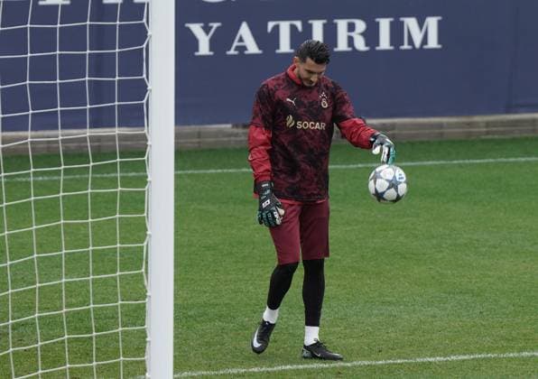 Galatasaray players held their final training session in Istanbul on September 29 ahead of their UEFA Champions League Matchday 2 fixture against Liverpool, which will be played the following day , Istanbul , Turkey . ( Photo by Seskimphoto ) Pictured: Goalkeeper Ugurcan Cakir Istanbul Turkey Istanbul Turkey Copyright: xSeskimphotox gsaray_training_290925 (101)