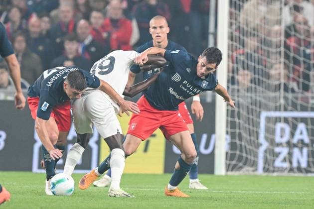 GenoaÕs Patrizio Masini fights for the ball during the Serie A soccer match between Genoa and Lazio at the Luigi Ferraris Stadium in Genoa, Italy - Monday, September 29, 2025. - Soccer .  Copyright: xTanoxPecoraro LaPressex