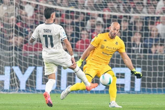 GenoaÕs goalkeeper Nicola Leali fights for the ball with LazioÕs Valentin Castellanos Gimenez during the Serie A soccer match between Genoa and Lazio at the Luigi Ferraris Stadium in Genoa, Italy - Monday, September 29, 2025. - Soccer .  Copyright: xTanoxPecoraro LaPressex