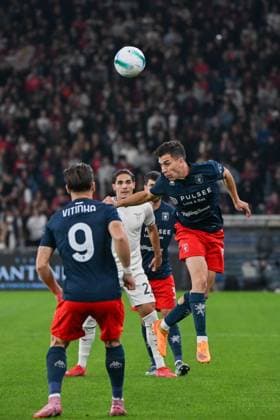 GenoaÕs Patrizio Masini jumps for the ball during the Serie A soccer match between Genoa and Lazio at the Luigi Ferraris Stadium in Genoa, Italy - Monday, September 29, 2025. - Soccer .  Copyright: xTanoxPecoraro LaPressex