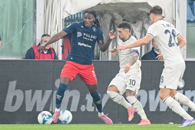 GenoaÕs Brooke Norton-Cuffy fights for the ball with LazioÕs Mattia Zaccagni during the Serie A soccer match between Genoa and Lazio at the Luigi Ferraris Stadium in Genoa, Italy - Monday, September 29, 2025. - Soccer .  Copyright: xTanoxPecoraro LaPressex