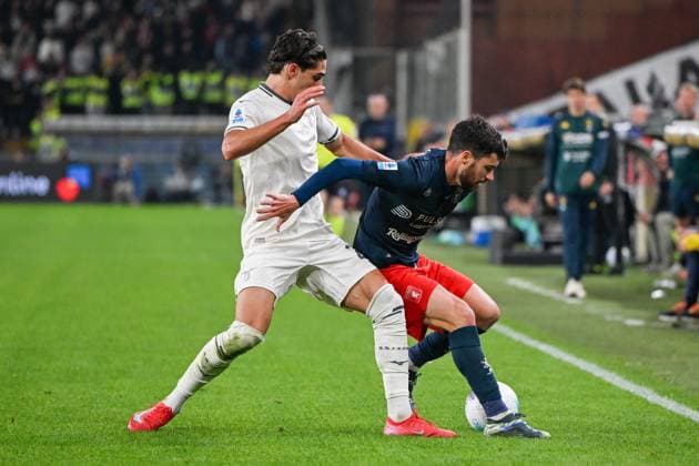 GenoaÕs Aaron Martin fights for the ball during the Serie A soccer match between Genoa and Lazio at the Luigi Ferraris Stadium in Genoa, Italy - Monday, September 29, 2025. - Soccer .  Copyright: xTanoxPecoraro LaPressex