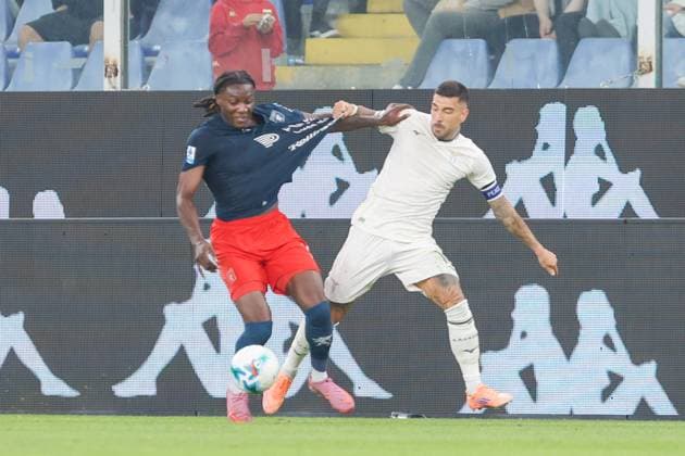 GenoaÕs Brooke Norton-Cuffy fights for the ball with LazioÕs Mattia Zaccagni during the Serie A soccer match between Genoa and Lazio at the Luigi Ferraris Stadium in Genoa, Italy - Monday, September 29, 2025. - Soccer .  Copyright: xTanoxPecoraro LaPressex