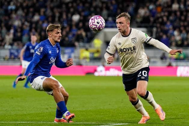 Liverpool, England, 29th September 2025. Jarrod Bowen of West Ham United controls the ball during the Everton vs West Ham United Premier League match at Hill Dickinson Stadium, Liverpool. Picture credit should read: Andrew Yates Sportimage EDITORIAL USE ONLY. No use with unauthorised audio, video, data, fixture lists, club league logos or live services. Online in-match use limited to 120 images, no video emulation. No use in betting, games or single club league player publications. SPI_038_AY_EVE_vs_WHU SPI-4173-0038