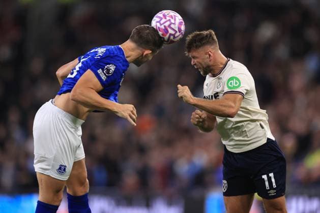 Everton - West Ham United 29. September 2025 Premier League Everton - West Ham United James Tarkowski von Everton kommt mit dem Kopf an den Ball, bevor Niclas Fullkrug von West Ham United an den Ball kommt Foto Simon Stacpoole Abseits Merseyside UK  Copyright: xSimonxStacpoolexOffside