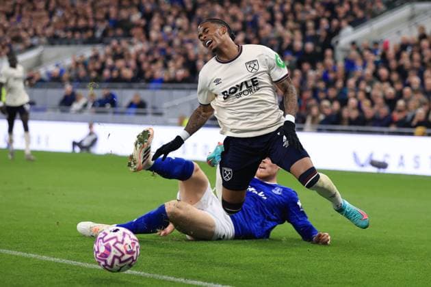 Everton - West Ham United 29. September 2025 Premier League Everton - West Ham United Crysencio Summerville von West Ham United wird von Jake O Brien von Everton gefoult Foto Simon Stacpoole Abseits Merseyside UK  Copyright: xSimonxStacpoolexOffside