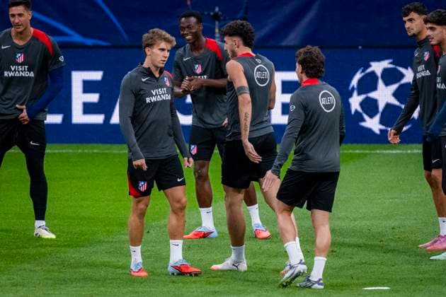 Atletico de Madrid Training Session And press conference, PK, Pressekonferenz - UEFA Champions League 2025 26 League Phase MD2 Pablo Barrios (C) of Atletico de Madrid is seen training with his teammates during the Training Session and Press Conference ahead of the UEFA Champions League 2024 25 match against Eintracht Frankfurt at Estadio Riyadh Air Metropolitano on September 29, 2025 in Madrid, Spain. Madrid Estadio Riyadh Air Metropolitano Madrid Spain Copyright: xAlbertoxGardinx AGardin_20250929_Foot_Cha_AtlMad_Tra_Pre_0302