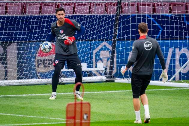 Atletico de Madrid Training Session And press conference, PK, Pressekonferenz - UEFA Champions League 2025 26 League Phase MD2 Juan Musso of Atletico de Madrid (L) is seen training with his teammates during the Training Session and Press Conference ahead of the UEFA Champions League 2024 25 match against Eintracht Frankfurt at Estadio Riyadh Air Metropolitano on September 29, 2025 in Madrid, Spain. Madrid Estadio Riyadh Air Metropolitano Madrid Spain Copyright: xAlbertoxGardinx AGardin_20250929_Foot_Cha_AtlMad_Tra_Pre_0317