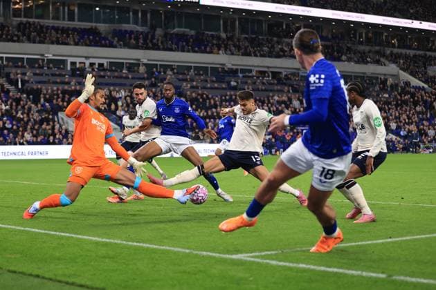 Everton - West Ham United 29. September 2025 Premier League Everton - West Ham United Eine Flanke von Jack Grealish (Everton) in den Strafraum bringt den Torhüter von West Ham United, Alphonse Areola, in Bedrängnis. Konstantinos Mavropanos (West Ham United) Foto Simon Stacpoole Abseits Merseyside UK  Copyright: xSimonxStacpoolexOffside