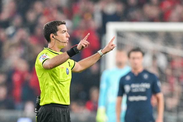 the referee during the Serie A soccer match between Genoa and Lazio at the Luigi Ferraris Stadium in Genoa, Italy - Monday, September 29, 2025. - Soccer .  Copyright: xTanoxPecoraro LaPressex