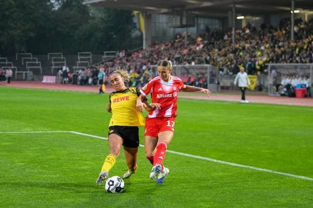 Soccer, Womens DFB Cup, 20250929, BV Borussia Dortmund 09 FC Bayern Munich Pictured from l Jenske STEENWIJK Dortmund, 3 , Klara BÜHL Bayern, 17 duel ball penalty area Dortmund Stadion Rote Erde North Rhine-Westphalia Germany Copyright: Passion2Press MarkusxFischerx