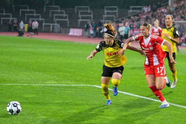 Soccer, Womens DFB Cup, 20250929, BV Borussia Dortmund 09 FC Bayern Munich Pictured from l Sara ITO Dortmund, 14 , Klara BÜHL Bayern, 17 duel ball penalty area Dortmund Stadion Rote Erde North Rhine-Westphalia Germany Copyright: Passion2Press MarkusxFischerx