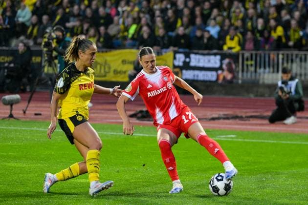Soccer, Womens DFB Cup, 20250929, BV Borussia Dortmund 09 FC Bayern Munich Pictured from l Jenske STEENWIJK Dortmund, 3 , Klara BÜHL Bayern, 17 duel ball Dortmund Stadion Rote Erde North Rhine-Westphalia Germany Copyright: Passion2Press MarkusxFischerx