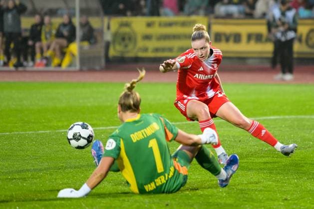 Soccer, Womens DFB Cup, 20250929, BV Borussia Dortmund 09 FC Bayern Munich Pictured from left, goalkeeper Laura VAN DER LAAN Dortmund, 1 , Alara SEHITLER Bayern, 14 Dortmund Stadion Rote Erde North Rhine-Westphalia Germany Copyright: Passion2Press MarkusxFischerx