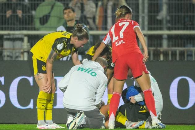 Soccer, Womens DFB Cup, 20250929, BV Borussia Dortmund 09 FC Bayern Munich Pictured from left Jenske STEENWIJK Dortmund, 3 battered on the ground being treated, Klara BÜHL Bayern, 17 apologizes Dortmund Stadion Rote Erde North Rhine-Westphalia Germany Copyright: Passion2Press MarkusxFischerx