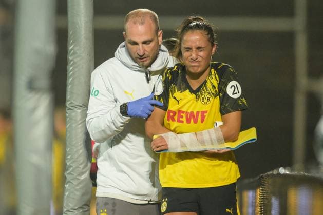 Soccer, Womens DFB Cup, 20250929, BV Borussia Dortmund 09 FC Bayern Munich In the picture Jenske STEENWIJK Dortmund, 3 injured from the pitch face contorted in pain Dortmund Stadium Rote Erde North Rhine-Westphalia Germany Copyright: Passion2Press MarkusxFischerx