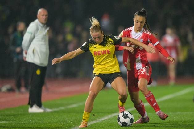 Soccer, Womens DFB Cup, 20250929, BV Borussia Dortmund 09 FC Bayern Munich Pictured from left Ann Sophie VOGEL Dortmund, 20 , Natalia PADILLA BIDAS Bayern, 23 Duel Ball Dortmund Stadion Rote Erde North Rhine-Westphalia Germany Copyright: Passion2Press MarkusxFischerx