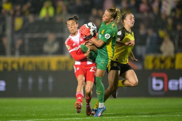 Soccer, Womens DFB Cup, 20250929, BV Borussia Dortmund 09 FC Bayern Munich Pictured from l Natalia PADILLA BIDAS Bayern, 23 , goalkeeper Laura VAN DER LAAN Dortmund, 1 Collision Dortmund Stadion Rote Erde North Rhine-Westphalia Germany Copyright: Passion2Press MarkusxFischerx
