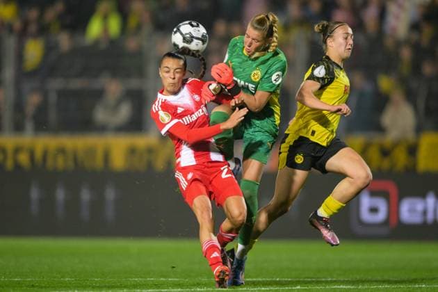 Soccer, Womens DFB Cup, 20250929, BV Borussia Dortmund 09 FC Bayern Munich Pictured from l Natalia PADILLA BIDAS Bayern, 23 , goalkeeper Laura VAN DER LAAN Dortmund, 1 Collision Dortmund Stadion Rote Erde North Rhine-Westphalia Germany Copyright: Passion2Press MarkusxFischerx