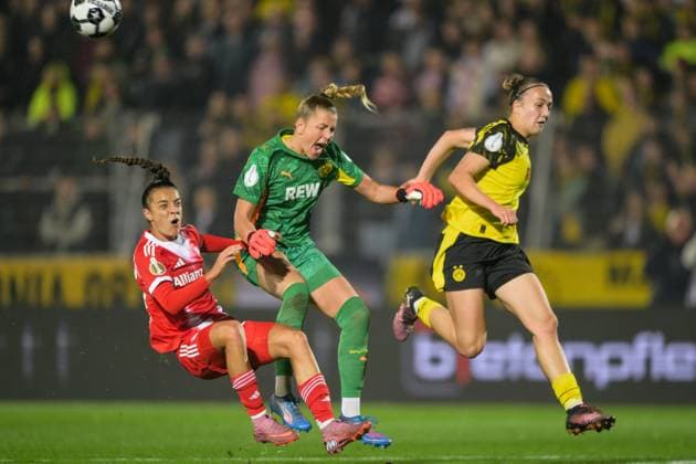Soccer, Womens DFB Cup, 20250929, BV Borussia Dortmund 09 FC Bayern Munich Pictured from l Natalia PADILLA BIDAS Bayern, 23 , goalkeeper Laura VAN DER LAAN Dortmund, 1 Collision Dortmund Stadion Rote Erde North Rhine-Westphalia Germany Copyright: Passion2Press MarkusxFischerx