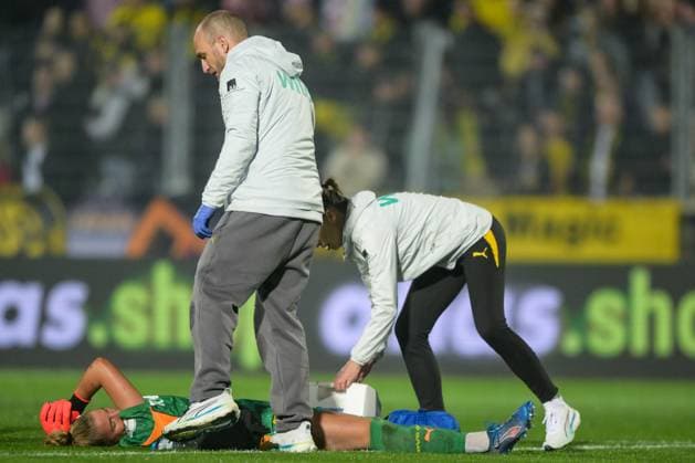 Soccer, Womens DFB Cup, 20250929, BV Borussia Dortmund 09 FC Bayern Munich In the picture Goalkeeper Laura VAN DER LAAN Dortmund, 1 battered on the ground being treated Dortmund Stadium Rote Erde North Rhine-Westphalia Germany Copyright: Passion2Press MarkusxFischerx