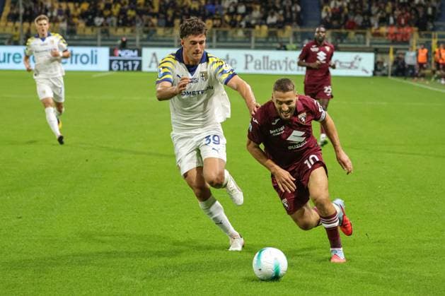 Torino s Nikola Vlasic in action against Parma s Alessandro Circati during Parma Calcio vs Torino FC, Italian soccer Serie A match in Parma, Italy, September 29 2025  Copyright: xLorenzoxCattani IPAxSportx xipa-agency.netx xx IPA_65931506 IPA_Agency_IPA65931506