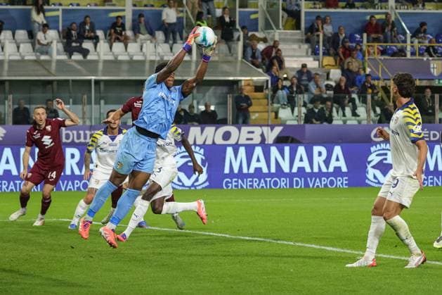 Parma s Zion Suzuki saves the ball during Parma Calcio vs Torino FC, Italian soccer Serie A match in Parma, Italy, September 29 2025  Copyright: xLorenzoxCattani IPAxSportx xipa-agency.netx xx IPA_65931548 IPA_Agency_IPA65931548
