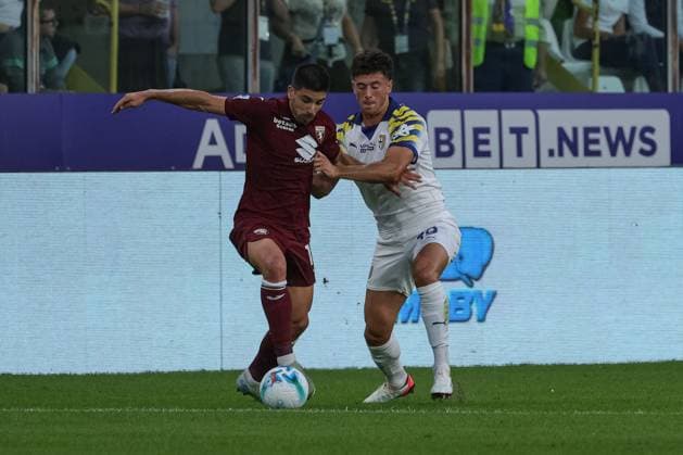 Torino s Giovanni Simeone fights for the ball against Parma s Alessandro Circati during Parma Calcio vs Torino FC, Italian soccer Serie A match in Parma, Italy, September 29 2025  Copyright: xLorenzoxCattani IPAxSportx xipa-agency.netx xx IPA_65931701 IPA_Agency_IPA65931701
