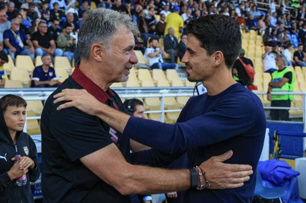 CALCIO - Serie A - Parma Calcio vs Torino FC Torino s Head coach Luca D Angelo with Parma s Head coach Carlos Cuesta during Parma Calcio vs Torino FC, Italian soccer Serie A match in Parma, Italy, September 29 2025 Parma Italy  Copyright: xIPAxSport ABACAx