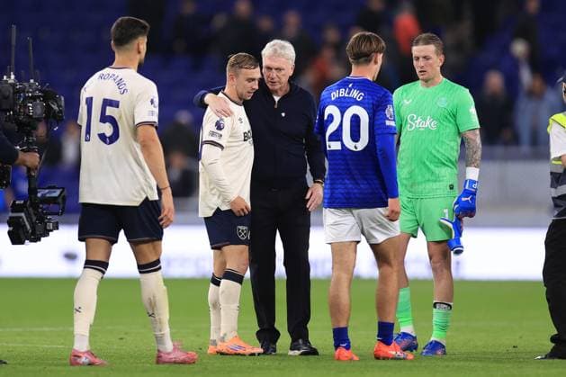 Everton - West Ham United 29. September 2025 Premier League Everton - West Ham United Jarrod Bowen von West Ham United wird nach dem Spiel von Everton-Trainer David Moyes umarmt Foto Simon Stacpoole Offside Merseyside UK  Copyright: xSimonxStacpoolexOffside