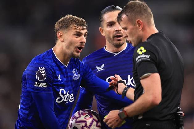 Everton gegen West Ham United 29. September 2025 Premier League Everton gegen West Ham United Kiernan Dewsbury Hall von Everton reagiert auf eine Schiedsrichterentscheidung, die gegen ihn erging Foto Simon Stacpoole Abseits Merseyside UK  Copyright: xSimonxStacpoolexOffside