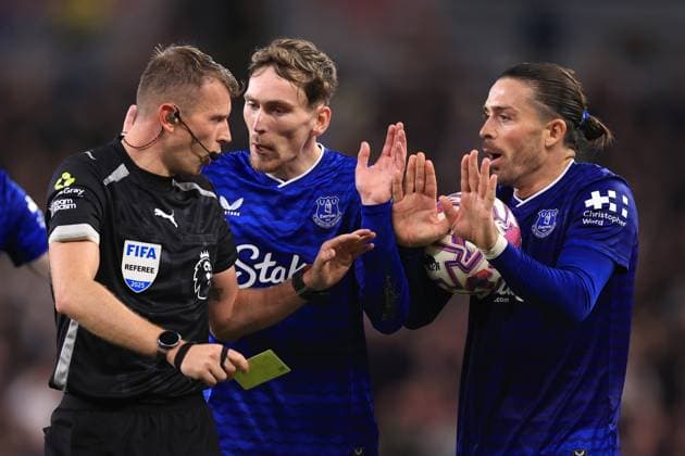 Everton - West Ham United 29. September 2025 Premier League Everton - West Ham United James Garner und Jack Grealish von Everton reagieren, als Schiedsrichter Samuel Barrett Dewsbury Hall die Gelbe Karte zeigt Foto Simon Stacpoole Abseits Merseyside UK  Copyright: xSimonxStacpoolexOffside