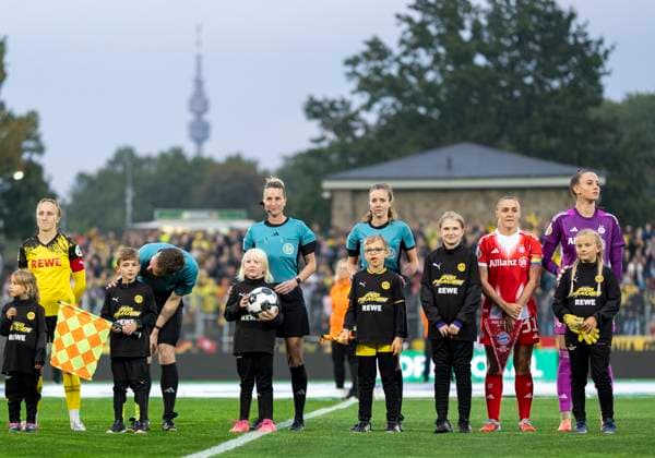 Teams before kick-off In the center you can see the referee team from left to right Christoph Michels DFB referee , Anna Lena Heidenreich DFB referee and Lea Bramkamp DFB referee 29 09 2025, Borussia Dortmund FC Bayern München, Frauen, 1 Runde DFB Pokal in Dortmund, Stadion Rote Erde DFL regulations prohibit any use of photographs as image sequences and or quasi video Copyright: HMBxMedia xMarcoxBader