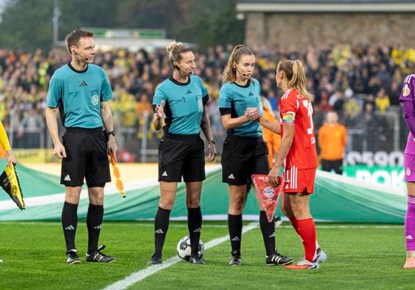 Shakehands Here Georgia Stanway FC Bayern Muenchen, 31 at Lea Bramkamp DFB Referee 29 09 2025, Borussia Dortmund FC Bayern München, Frauen, 1 Runde DFB Pokal in Dortmund, Stadion Rote Erde DFL regulations prohibit any use of photographs as image sequences and or quasi video Copyright: HMBxMedia xMarcoxBader