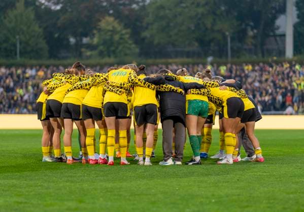 The Borussia Dortmund team swears in the circle before the match 29 09 2025, Borussia Dortmund FC Bayern München, Frauen, 1 Runde DFB Pokal in Dortmund, Stadion Rote Erde DFL regulations prohibit any use of photographs as image sequences and or quasi video Copyright: HMBxMedia xMarcoxBader