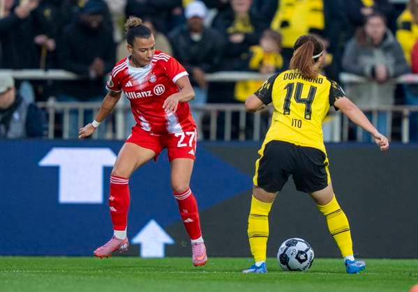Duel between Arianna Caruso FC Bayern Muenchen, 27 and Sara Ito Borussia Dortmund, 14 29 09 2025, Borussia Dortmund FC Bayern München, Frauen, 1 Runde DFB Pokal in Dortmund, Stadion Rote Erde DFL regulations prohibit any use of photographs as image sequences and or quasi video Copyright: HMBxMedia xMarcoxBader
