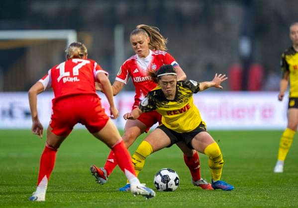 One-on-one fight between Georgia Stanway FC Bayern Muenchen, 31 and Sara Ito Borussia Dortmund, 14 29 09 2025, Borussia Dortmund FC Bayern München, Frauen, 1 Runde DFB Pokal in Dortmund, Stadion Rote Erde DFL regulations prohibit any use of photographs as image sequences and or quasi video Copyright: HMBxMedia xMarcoxBader