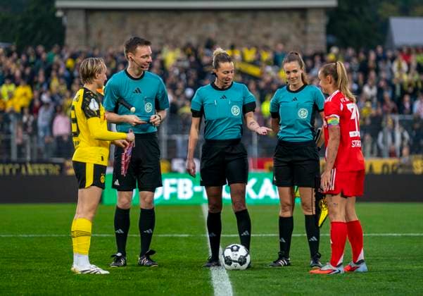 Page choice From left to right Paula Reimann Borussia Dortmund, 13 , Christoph Michels DFB referee , Anna Lena Heidenreich DFB referee , Lea Bramkamp DFB referee and Georgia Stanway FC Bayern Muenchen, 31 29 09 2025, Borussia Dortmund FC Bayern München, Frauen, 1 Runde DFB Pokal in Dortmund, Stadion Rote Erde DFL regulations prohibit any use of photographs as image sequences and or quasi video Copyright: HMBxMedia xMarcoxBader