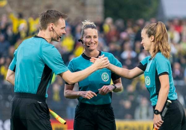 Shakehands before the match From left to right Christoph Michels DFB referee , Anna Lena Heidenreich DFB referee and Lea Bramkamp DFB referee 29 09 2025, Borussia Dortmund FC Bayern München, Frauen, 1 Runde DFB Pokal in Dortmund, Stadion Rote Erde DFL regulations prohibit any use of photographs as image sequences and or quasi video Copyright: HMBxMedia xMarcoxBader