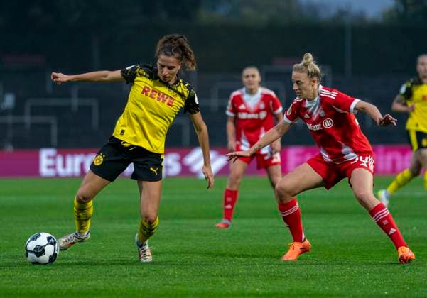 duel between Jasmin Jabbes Borussia Dortmund, 5 and Carolin Simon FC Bayern Muenchen, 30 29 09 2025, Borussia Dortmund FC Bayern München, Frauen, 1 Runde DFB Pokal in Dortmund, Stadion Rote Erde DFL regulations prohibit any use of photographs as image sequences and or quasi video Copyright: HMBxMedia xMarcoxBader