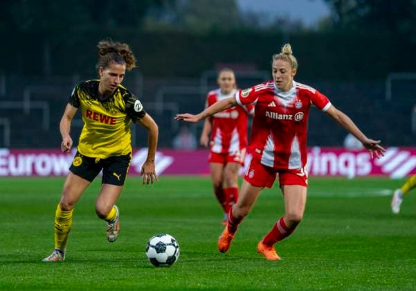 duel between Jasmin Jabbes Borussia Dortmund, 5 and Carolin Simon FC Bayern Muenchen, 30 29 09 2025, Borussia Dortmund FC Bayern München, Frauen, 1 Runde DFB Pokal in Dortmund, Stadion Rote Erde DFL regulations prohibit any use of photographs as image sequences and or quasi video Copyright: HMBxMedia xMarcoxBader