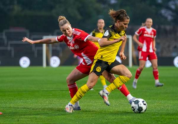 duel between Jasmin Jabbes Borussia Dortmund, 5 and Carolin Simon FC Bayern Muenchen, 30 29 09 2025, Borussia Dortmund FC Bayern München, Frauen, 1 Runde DFB Pokal in Dortmund, Stadion Rote Erde DFL regulations prohibit any use of photographs as image sequences and or quasi video Copyright: HMBxMedia xMarcoxBader