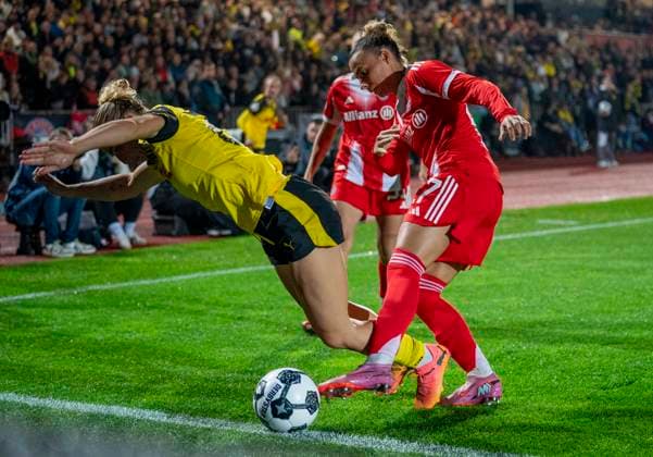 duel between Arianna Caruso FC Bayern Muenchen, 27 and Ann Sophie Vogel Borussia Dortmund, 20 29 09 2025, Borussia Dortmund FC Bayern München, Frauen, 1 Runde DFB Pokal in Dortmund, Stadion Rote Erde DFL regulations prohibit any use of photographs as image sequences and or quasi video Copyright: HMBxMedia xMarcoxBader