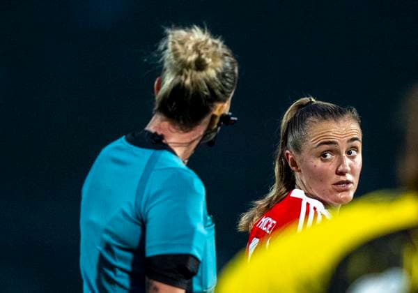 Georgia Stanway FC Bayern Muenchen, 31 watches Anna Lena Heidenreich DFB referee 29 09 2025, Borussia Dortmund FC Bayern München, Frauen, 1 Runde DFB Pokal in Dortmund, Stadion Rote Erde DFL regulations prohibit any use of photographs as image sequences and or quasi video Copyright: HMBxMedia xMarcoxBader